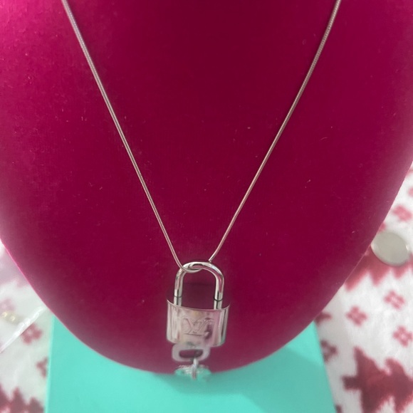 Sliver  lock with key #448 Silver 16” chain - Picture 3 of 8